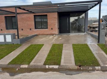Casa · 100m² · 3 Ambientes · 1 Cochera · Duplex 2 Dorm. en Venta Solares de Manantiales