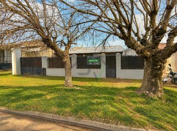 Casa · 82m² · 4 Ambientes · 1 Cochera · Casa en Santa Rosa
