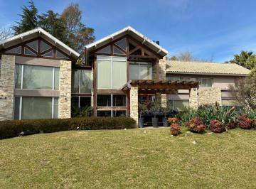 Casa · 530m² · 8 Ambientes · 6 Cocheras · Casa en Venta Sobre El Mejor Corredor del Country. Doble Lote. Impecable. Saint Thomas Este.