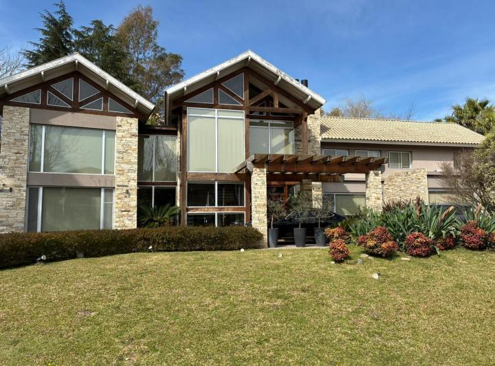 Casa · 530m² · 8 Ambientes · 6 Cocheras