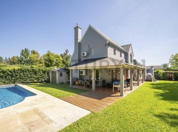 Casa · 176m² · 4 Ambientes · 1 Cochera · Venta Casa 4 Amb con Quincho Pileta y Cochera Los Abedules