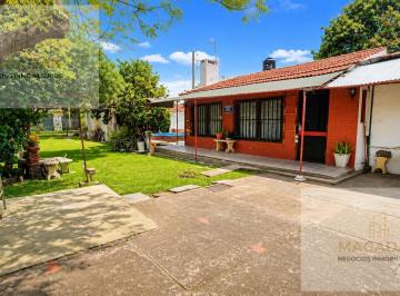 Casa · 159m² · 3 Ambientes · 1 Cochera · Venta - Casa 3 Amb. con Cochera, Quincho, Parque, Pileta Local Independiente - Moreno - Acepta Permuta