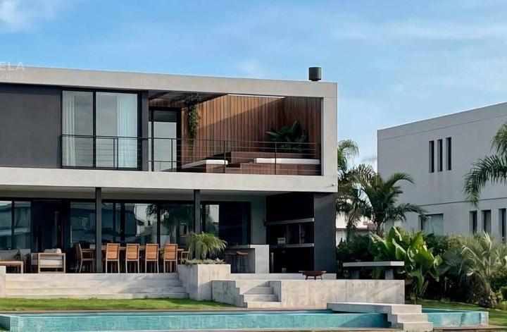 Casa · 284m² · 5 Ambientes · 3 Cocheras
