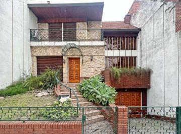 Casa · 216m² · 5 Ambientes · 2 Cocheras · Excelente Casa con Gran Jardín, Parrilla y Cochera