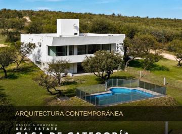 Casa · 400m² · 7 Ambientes · 2 Cocheras · Venta Casa de Arquitectura Contemporánea de 4 Dorm. con Piscina en Country Causana - Malagueño