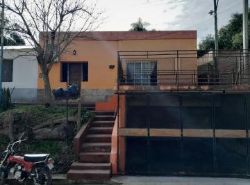 Casa · 100m² · 3 Ambientes · 2 Cocheras · Vendo Casa Dentro del Casco Urbano en La Ciudad de Esquina.