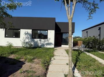 Casa · 135m² · 4 Ambientes · 3 Cocheras · Venta Casa en El Barrio de San Pablo. Excelente Ubicación!