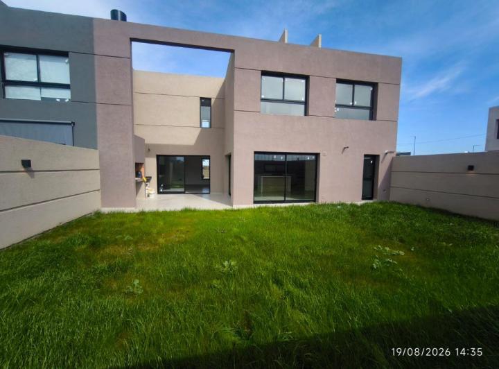 Casa · 220m² · 4 Ambientes · 2 Cocheras