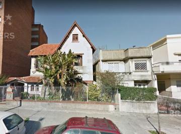 Casa · 335m² · 7 Ambientes · 5 Cocheras · Casa de 6 Dorm. en Venta con Renta en Pocitos. Ideal Inversor 7% de Rentabilidad!