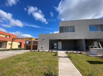 Casa · 80m² · 3 Ambientes · 2 Cocheras · Casa en Alquiler Ubicado en Casas de Santa Guadalupe, Casas del Este, Pilar del Este