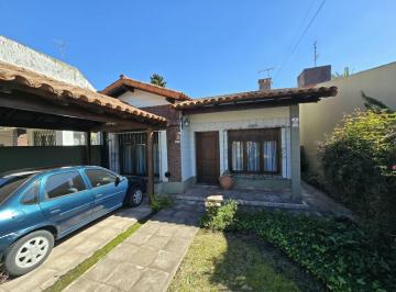 Casa · 120m² · 4 Ambientes · 1 Cochera · Chalet 4 Amb en San Antonio de Padua - Fondo y Pileta - Cochera Cubierta