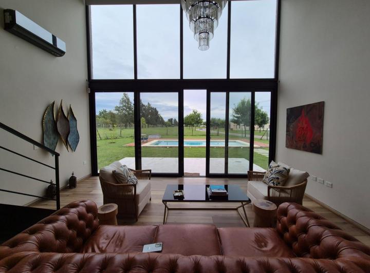 Casa · 184m² · 4 Ambientes · 5 Cocheras