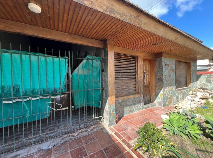 Casa · 100m² · 4 Ambientes · 3 Cocheras