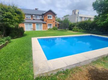 Casa · 220m² · 6 Ambientes · 1 Cochera · Casa en Venta Barrio El Rocio
