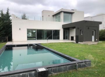 Casa · 900m² · 4 Ambientes · 2 Cocheras · Casa en El Principado