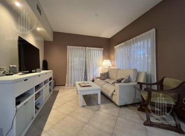 Casa · 240m² · 5 Ambientes · 2 Cocheras · Casa en Solar del Bosque