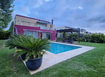 Casa · 241m² · 5 Ambientes · 2 Cocheras · Casa en Venta Barrio Los Naranjos