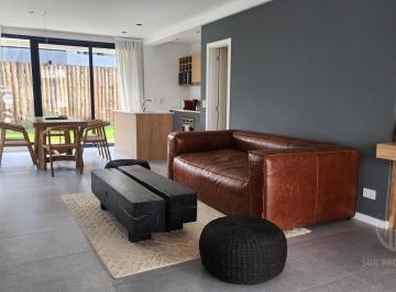 Casa · 123m² · 4 Ambientes · 2 Cocheras · Duplex en Venta o Alquiler