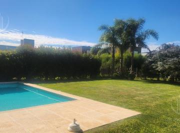 Casa · 176m² · 4 Ambientes · 6 Cocheras · Casa en Barrio Santa Juana