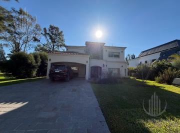 Casa · 352m² · 6 Ambientes · 2 Cocheras · Casa en Saint Thomas Este - Oeste