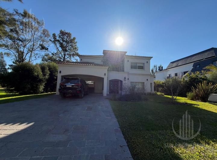 Casa · 352m² · 6 Ambientes · 2 Cocheras