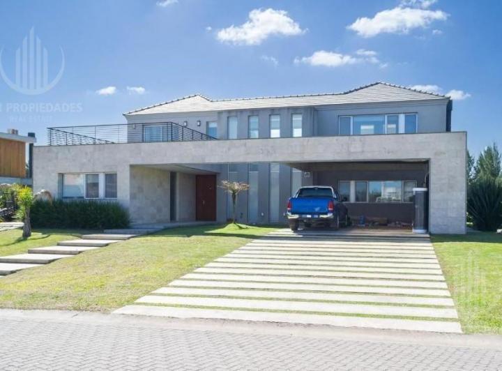 Casa · 400m² · 7 Ambientes · 6 Cocheras