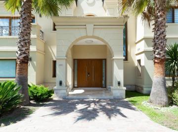 Casa · 680m² · 7 Ambientes · 2 Cocheras · Casa en Saint Thomas Este - Oeste