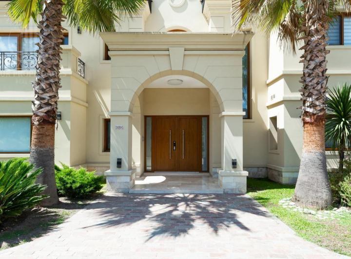 Casa · 680m² · 7 Ambientes · 2 Cocheras
