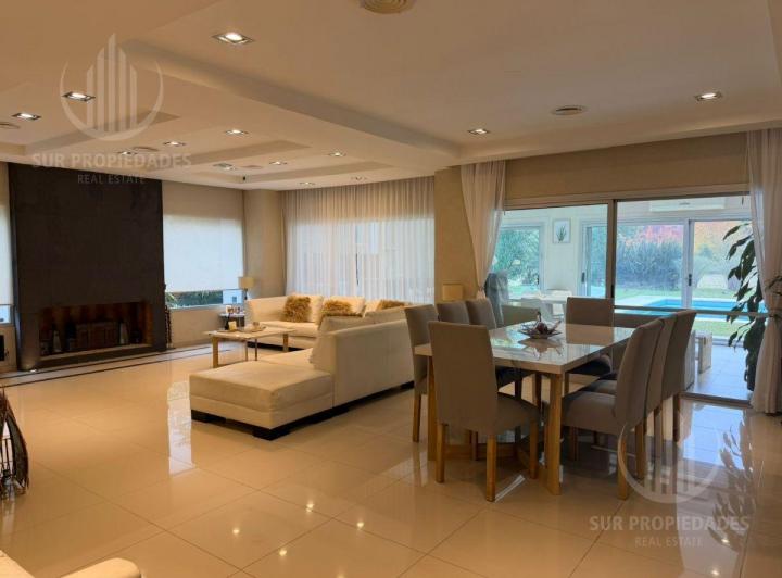 Casa · 270m² · 6 Ambientes · 5 Cocheras