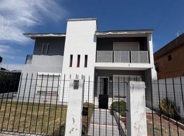 Casa · 140m² · 4 Ambientes · 2 Cocheras · Casa en Tristan Suarez