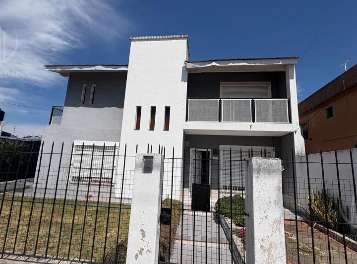 Casa · 140m² · 4 Ambientes · 2 Cocheras