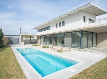 Casa · 175m² · 4 Ambientes · 2 Cocheras · Alquiler Casa a Estrenar Barrio El Canton - Vista Al Golf