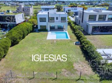 Casa · 226m² · 5 Ambientes · Casa en Venta Al Golf en El Cantón - Golf, Escobar