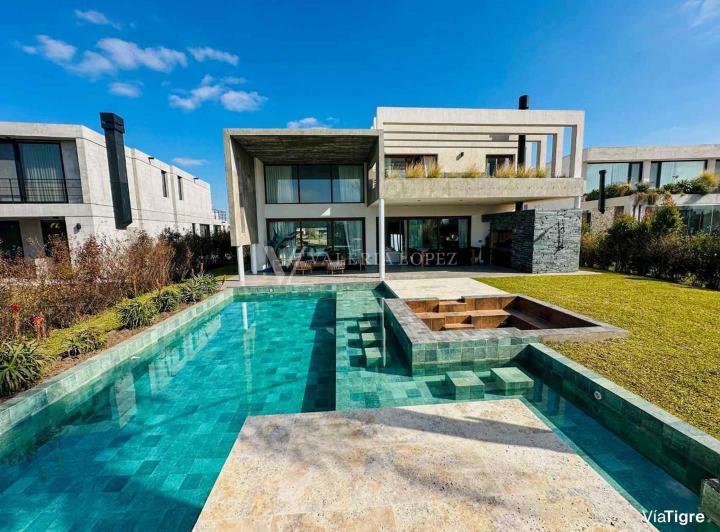 Casa · 321m² · 6 Ambientes · 4 Cocheras