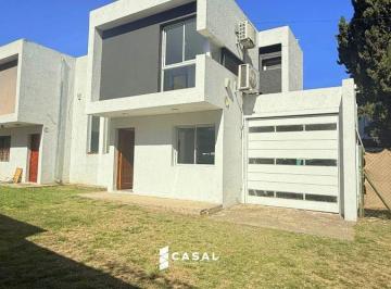 Casa de 4 ambientes, Villa Allende · Villa Allende - Alquiler en Housing - 3 Dorm - Doble Cochera