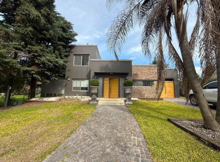 Casa · 254m² · 4 Ambientes · 4 Cocheras