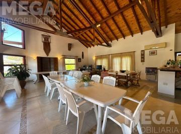 Casa · 259m² · 6 Ambientes · 1 Cochera · Amplia Casa con Pileta y Quincho en La Toma
