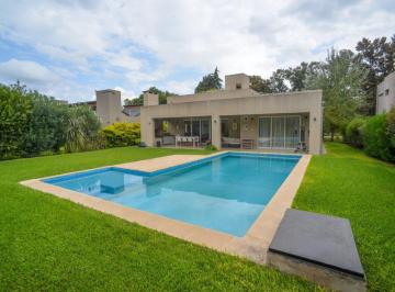 Casa · 240m² · 5 Ambientes · 2 Cocheras · Casa Moderna y Minimalista en El Paso