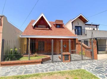 Casa · 175m² · 4 Ambientes · 2 Cocheras · Venta Chalet a m de Estacion Burzacoy Av