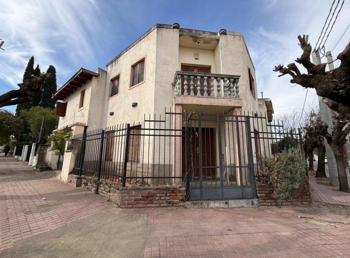 Casa · 307m² · 6 Ambientes · 2 Cocheras