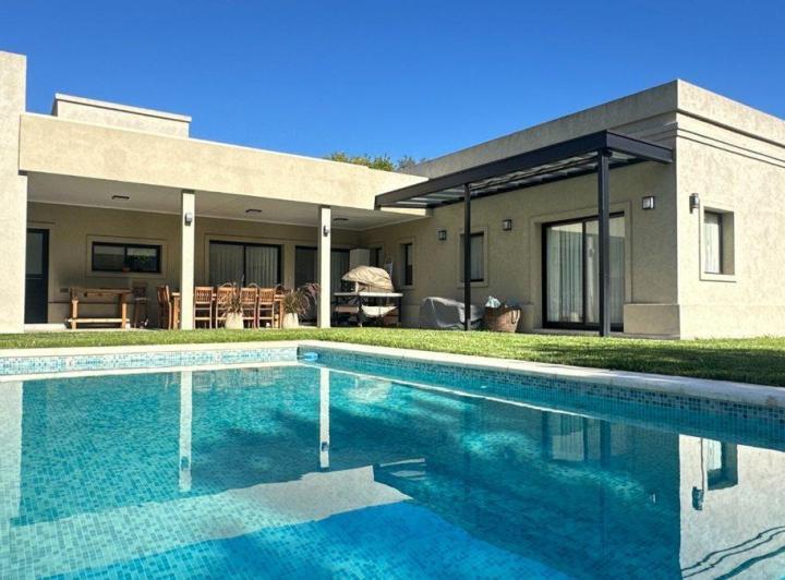 Casa · 230m² · 4 Ambientes · 2 Cocheras