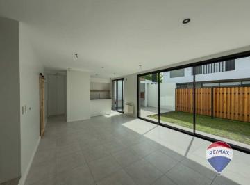 Casa · 112m² · 4 Ambientes · 2 Cocheras · Casa en Venta en Villa Castells