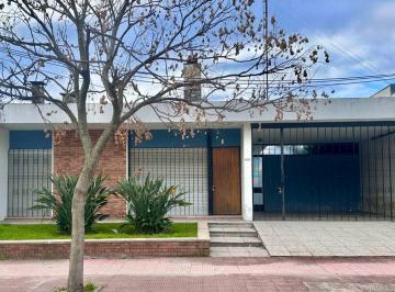 Casa · 137m² · 5 Ambientes · 1 Cochera · Casa de 3 Dorm. con Garaje, Patio y Fondo.