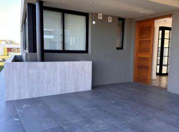 Casa · 200m² · 4 Ambientes · 2 Cocheras · Casa en Alquiler Rumenco Joven