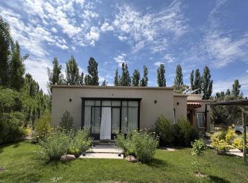 Casa · 177m² · 5 Ambientes · 1 Cochera · Casa en Venta en Calle Los Aromos 1500 Chacras de Coria