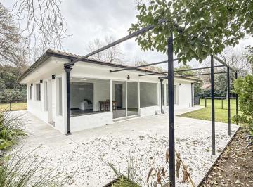 Casa · 159m² · 5 Ambientes · 1 Cochera · Casa en Venta en Pilar Village, Reciclada, Una Planta, 3 Dorm., Quincho.