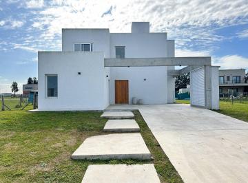 Casa · 190m² · 5 Ambientes · 1 Cochera · Casa de 5 Ambientes a Estrenar en Barrio Cerrado San Simón, Canning Village. Ezeiza.
