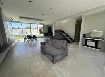 Casa · 402m² · 9 Ambientes · 2 Cocheras · Casa en Venta en Derqui
