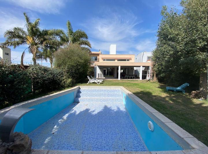 Casa · 250m² · 5 Ambientes · 2 Cocheras
