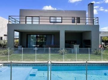 Casa · 187m² · 5 Ambientes · 1 Cochera · Venta de Casa 5 Ambientes con Pileta Jardin y Galeria en Puertos Barrio Acacias